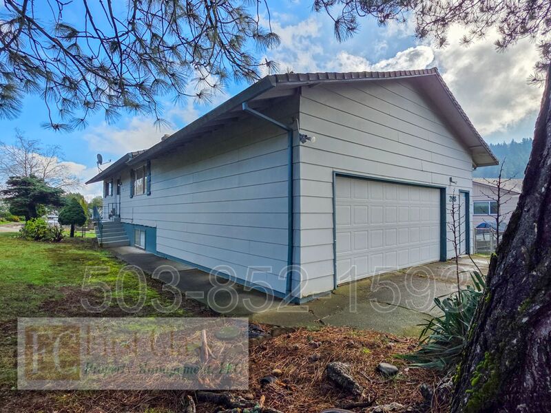 GRESHAM House: 298 SW WALLULA AVE