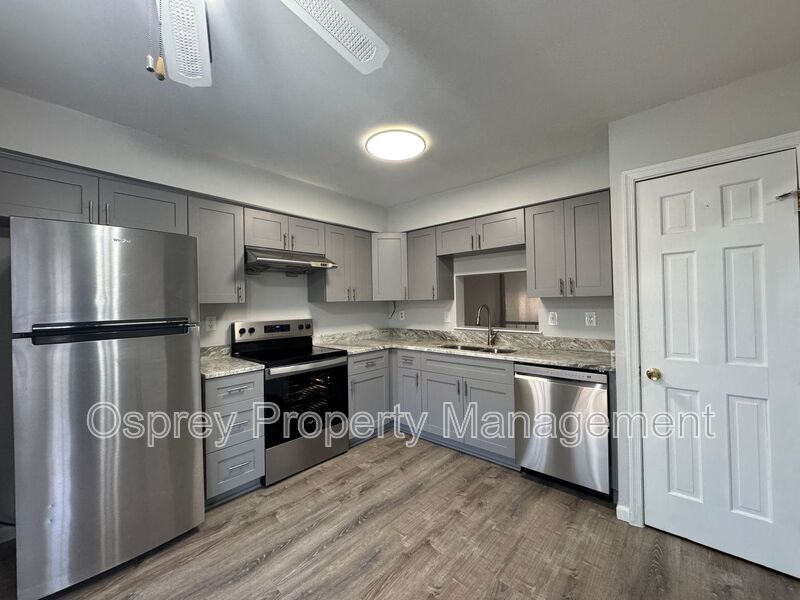 Charming, end-unit brick townhome! *ASK ABOUT OF ZERO DEPOSIT* - Photo 3