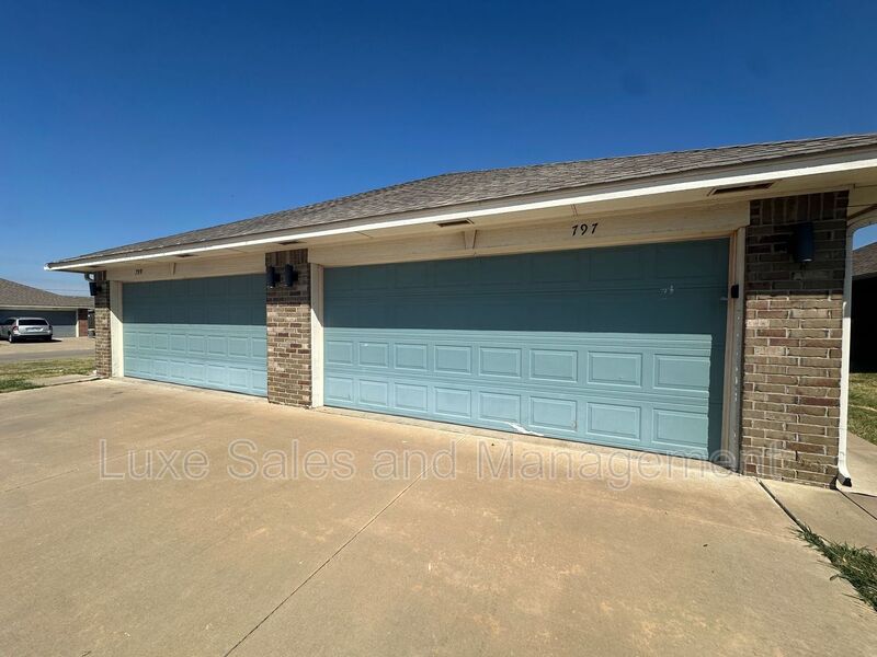 Moore House: 797 SW 13th St