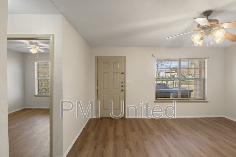 Denton Townhome: 2335 N Elm St