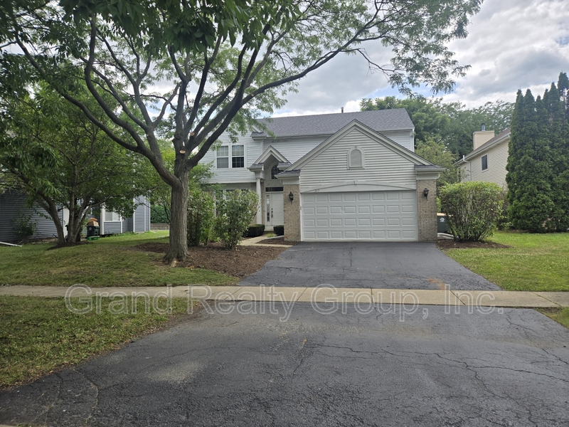 Grayslake House: 217 Lexington Court