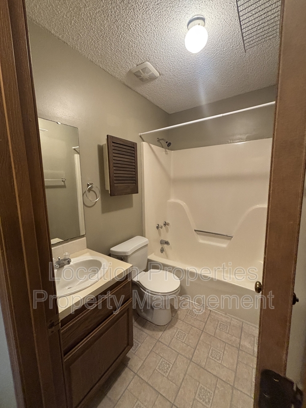 1315 West 5th Street - 1315, Lawrence, Kansas rental photo 6 of 10