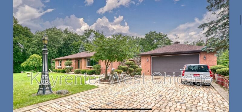 West Chicago House: 27W120 National St