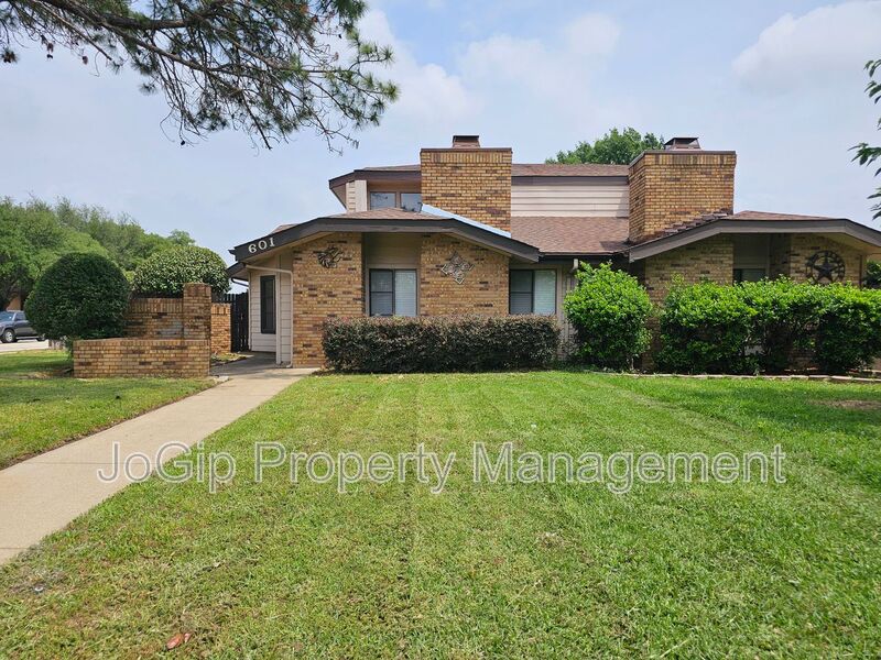 Lewisville House: 601 Harvest Hill St