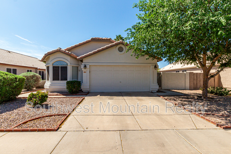 Chandler House: 881 E Baylor