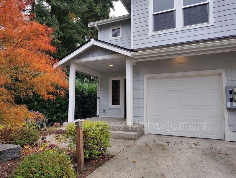 Kingston Townhome: 10715 NE Rhody Way