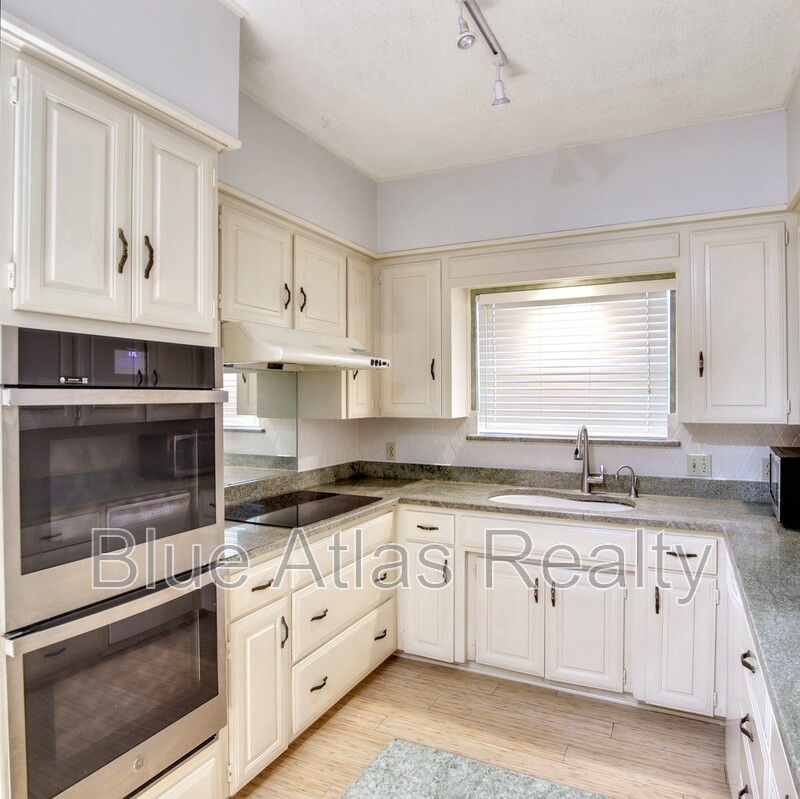 Fort Worth House: 5725 Ridgerock Court