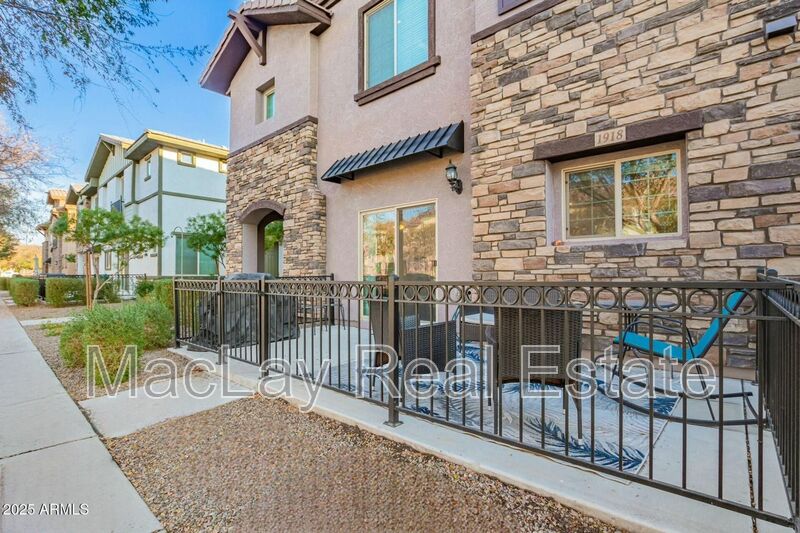 GIlbert Townhome: 1918 E. Bridgeport Pkwy.