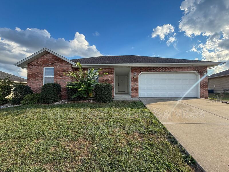 Nixa House: 864 Lorenza Dr