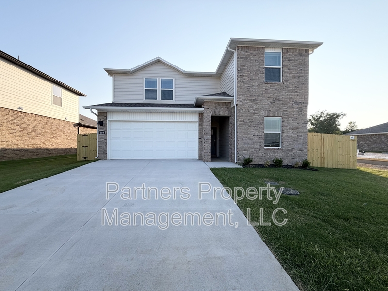 Fayetteville House: 509 South Neon Avenue