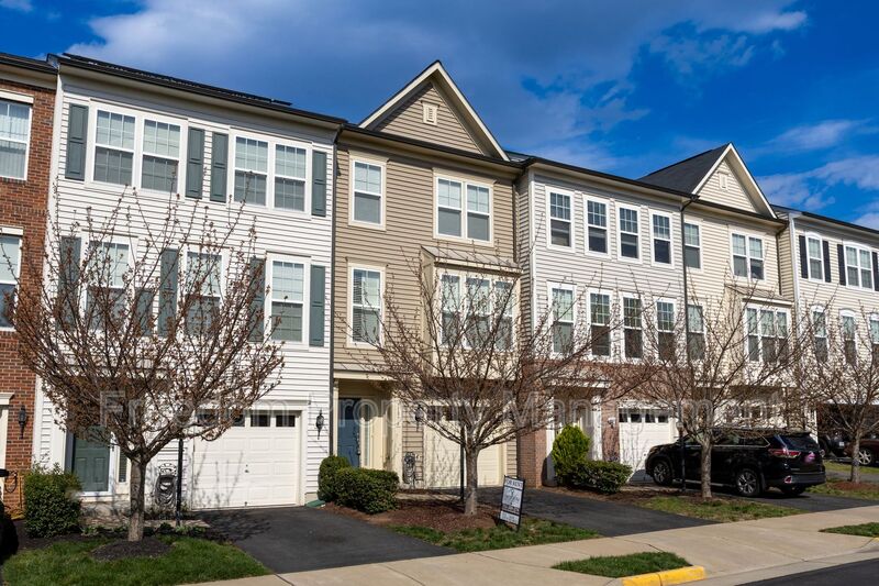 Bristow House: 11974 Mirror Lake Ln