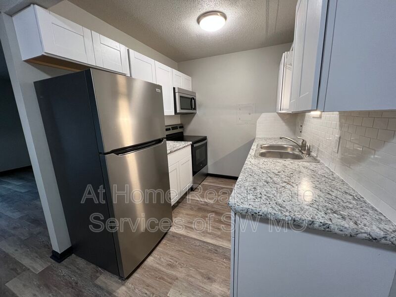 Springfield Condo: 1242 E Cherry