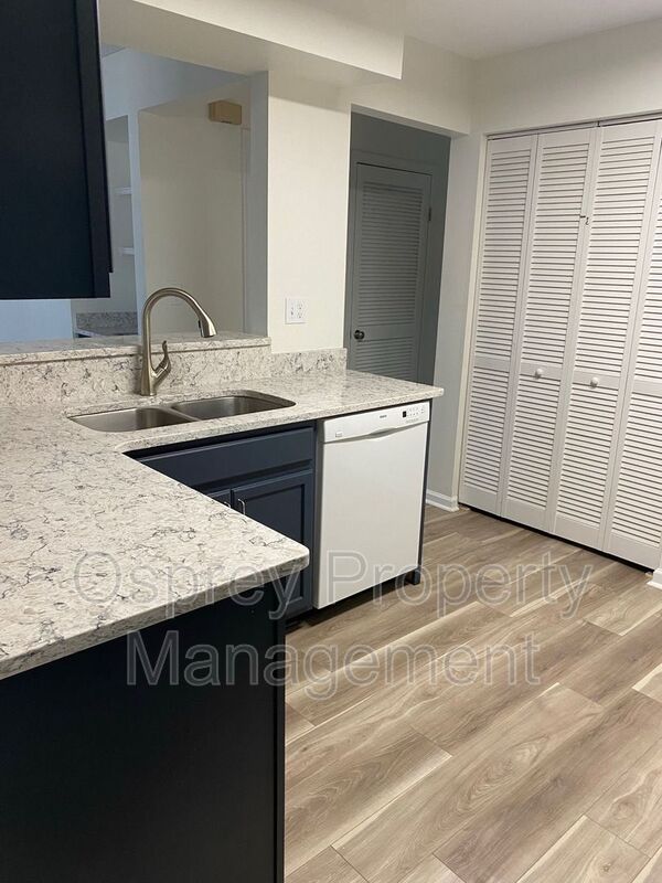 Beautiful Waterfront Condo - RENT SPECIAL first month 1/2 off if you sign by 11/21 AVAILABLE IMMEDIATELY!!!! - Photo 4