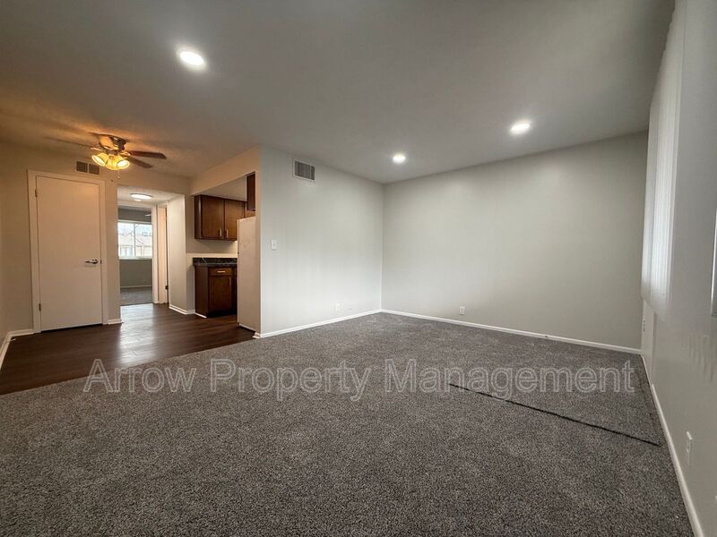 Lincoln Condo: 2338 Lynn Street-12