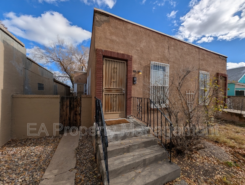 Albuquerque House: 808 13th St NW