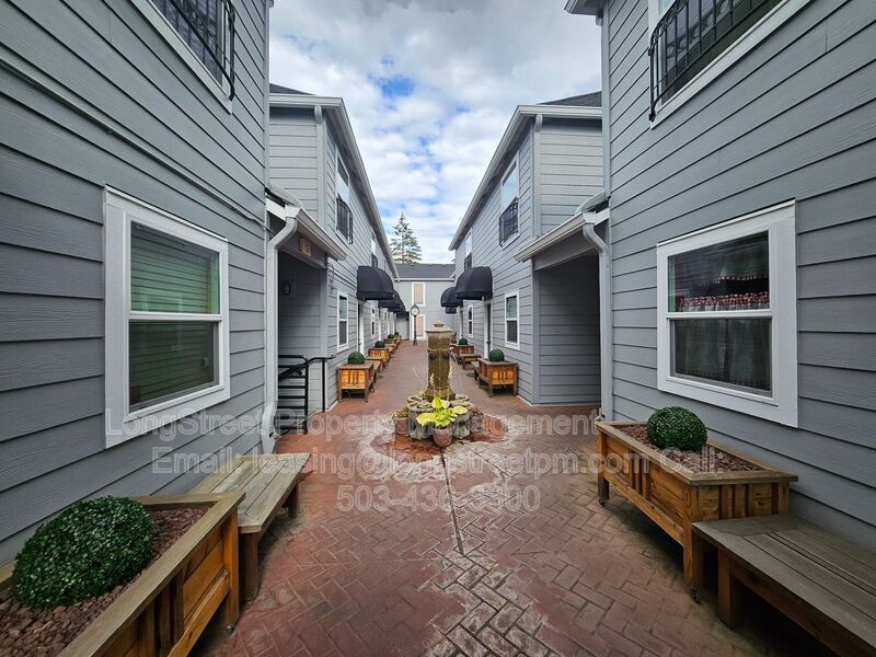 Portland House: 20 SE 172nd Ave