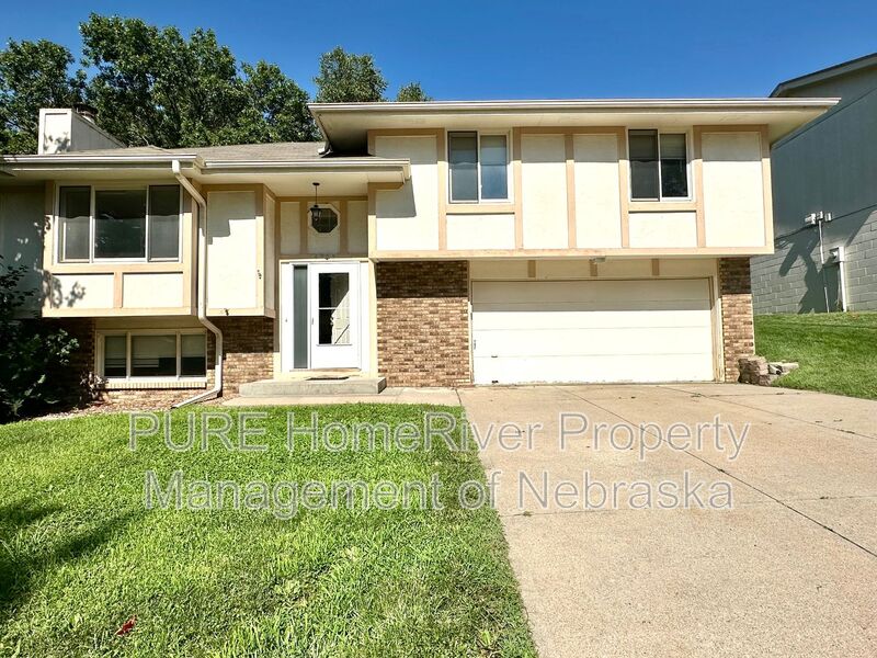 Ralston House: 6723 Woodbine Cir