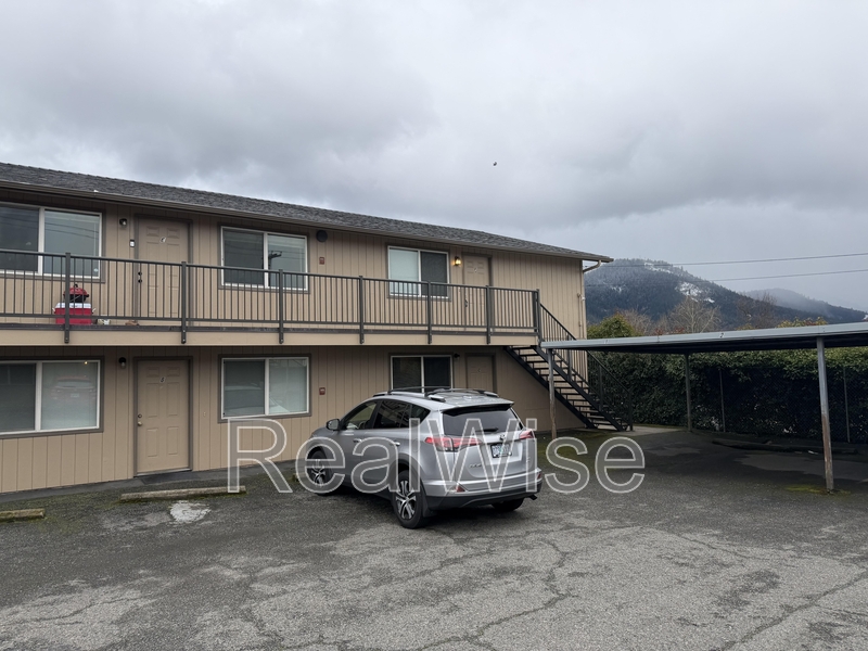 Grants Pass Condo: 1703 NE Fairview Ave