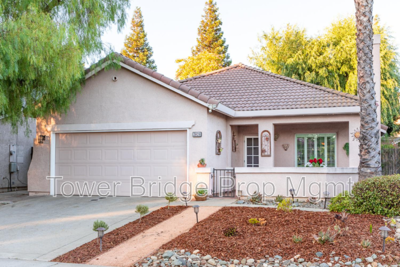 Sacramento House: 3826 Saintsbury Dr
