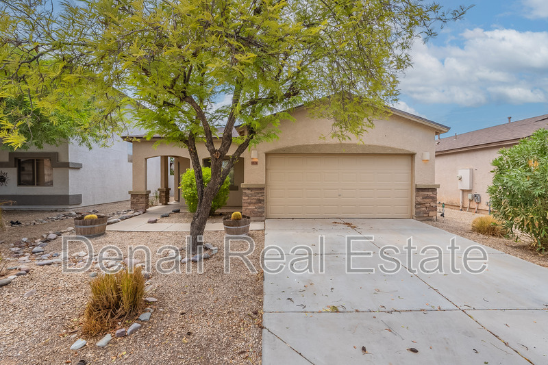 San Tan Valley House: 1921 E Desert Moon Trail