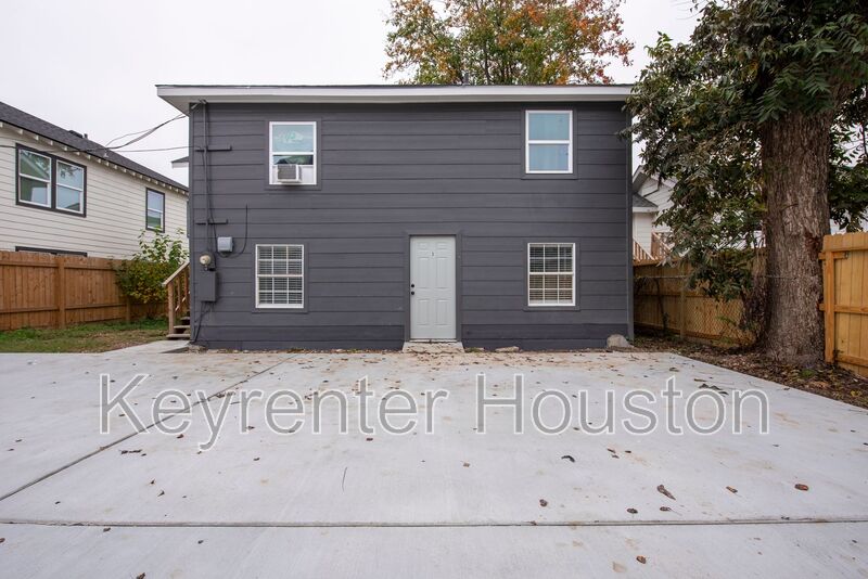 Houston House: 17 Norwood St