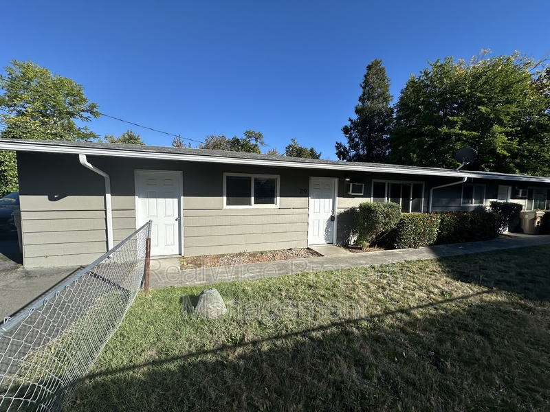 Grants Pass Condo: 719 SW Bridge St