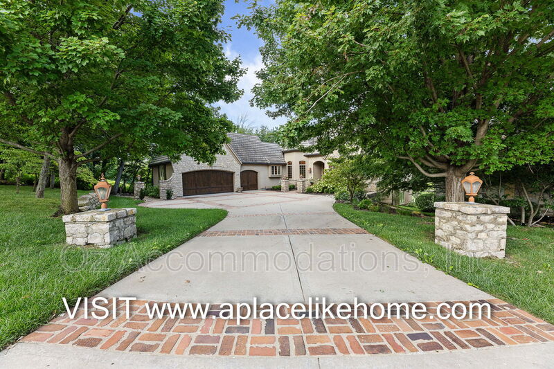 Loch Lloyd House: 16690 Country Club Ct