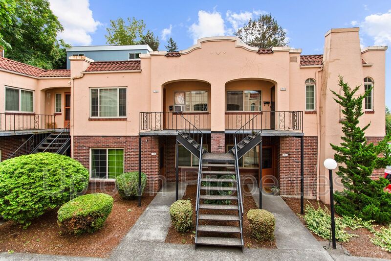 Portland House: 1322 NE 68th Ave