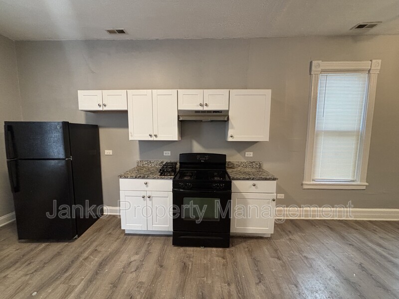 Chicago House: 1350 E 76th St