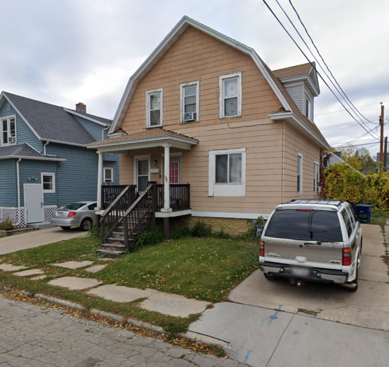 Green Bay House: 816 School Place