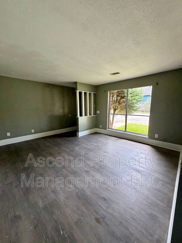 Red Bank House: 2410 Lyndon Ave - 11