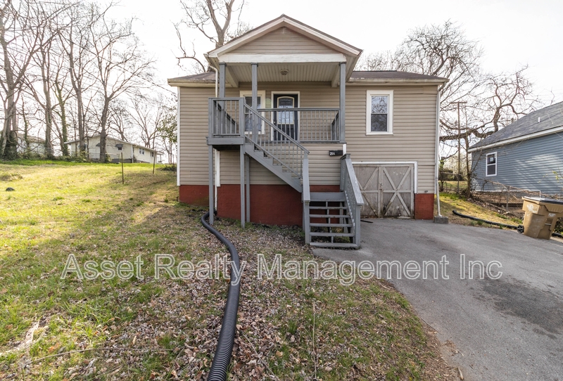 Knoxville House: 218 West Columbia Avenue