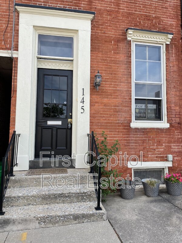 York Townhome: 145 South Beaver Street