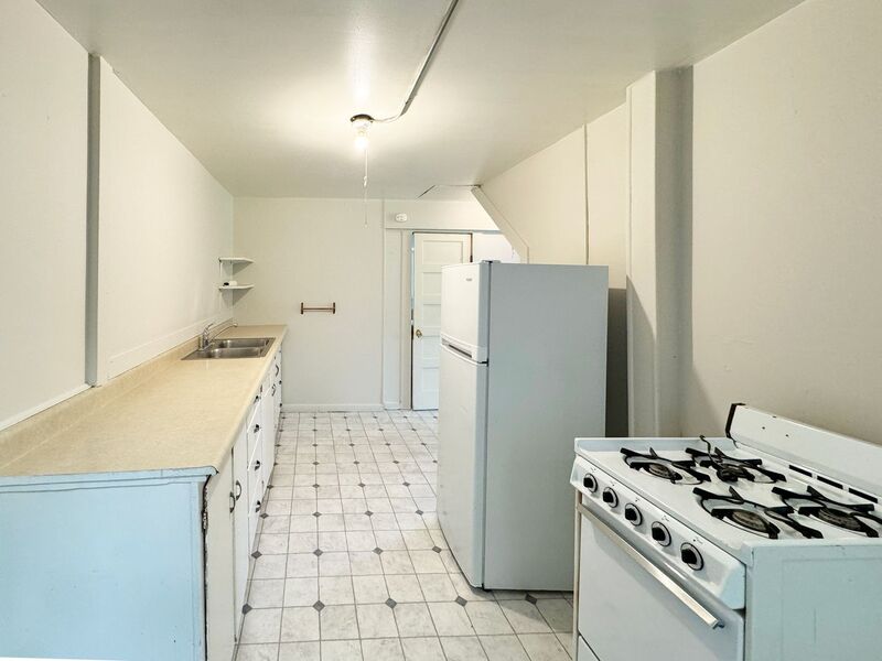 Photo 3 of rental home at 527–531 Monroe Street, Unit 8