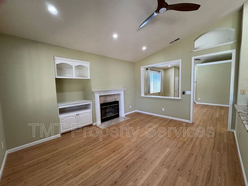 Roseville House: 301 Brimfield Ct