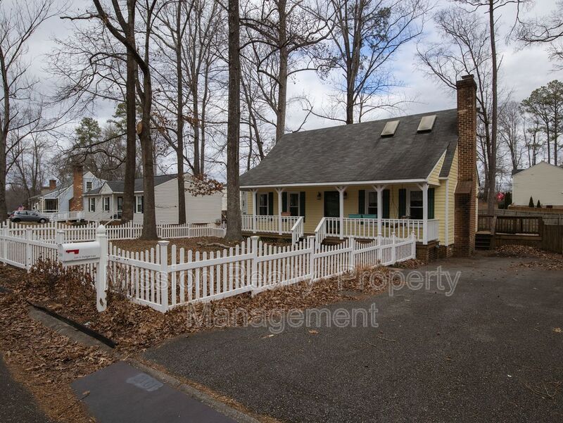 North Chesterfield House: 2101 S Twilight Ln