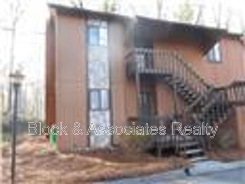 Winston-Salem House: 123 Cloister Oaks Circle