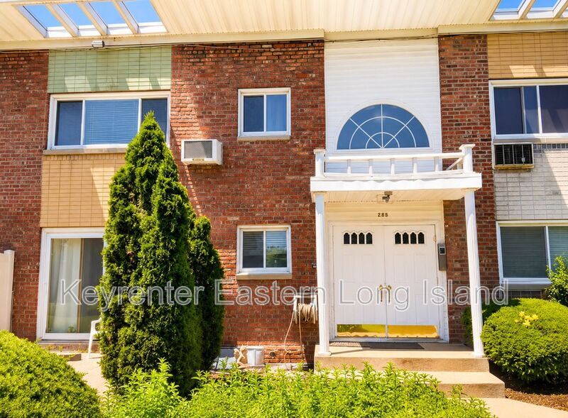 Levittown House: 265 N Newbridge RD