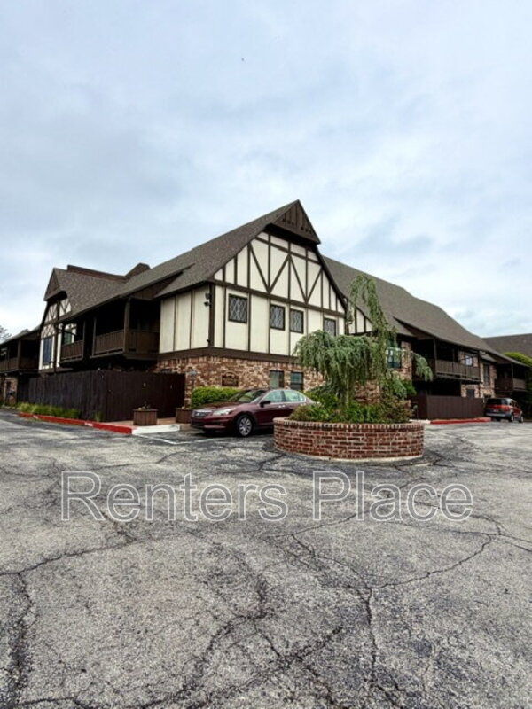 Tulsa House: 2224 S Boston