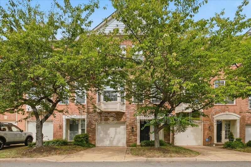 Alexandria House: 77 Arell Ct