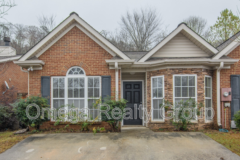 Pelham House: 112 Hayesbury Ln