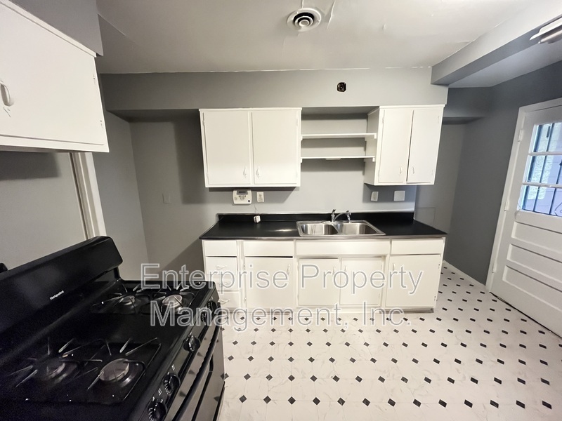 Photo 4 of 829 Alida Ave