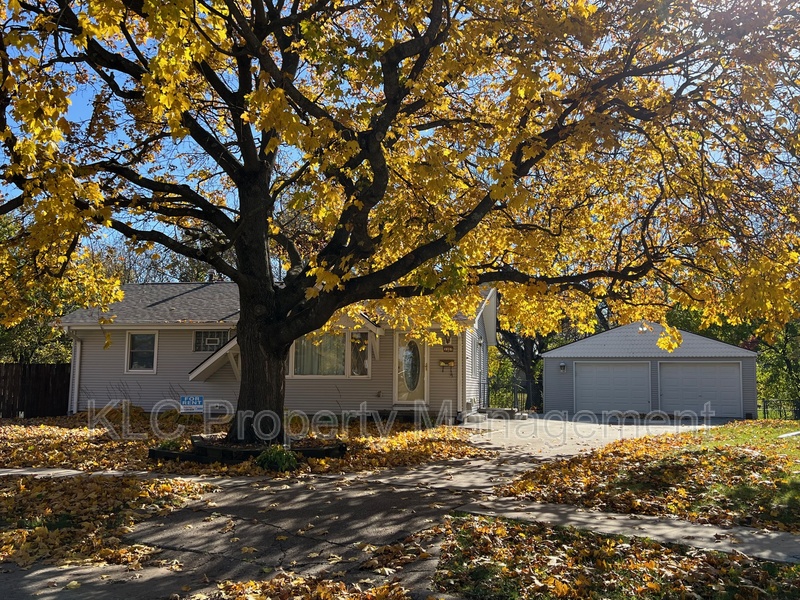 Des Moines House: 3307 Gleaves Court