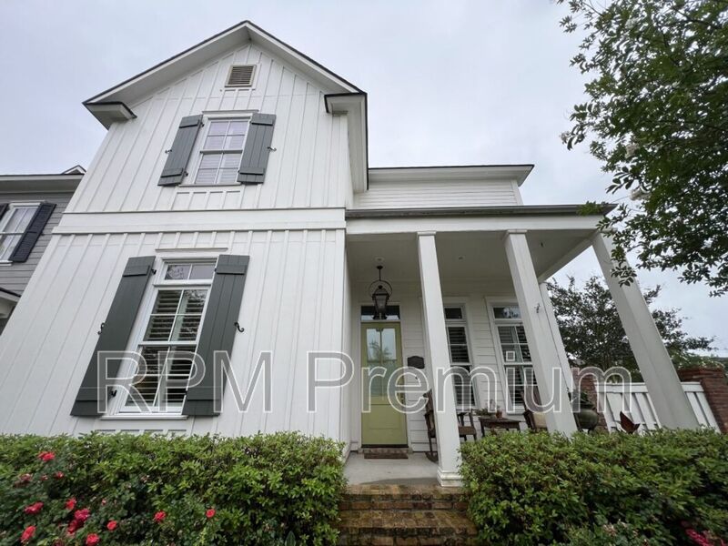 Zachary House: 1142 Memorial Sq.