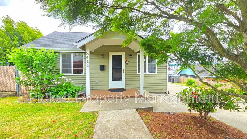 Bremerton House: 2411 E 13th St