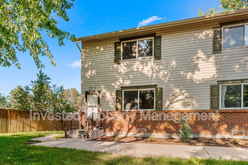 Lakewood Townhome: 588 S Eaton St