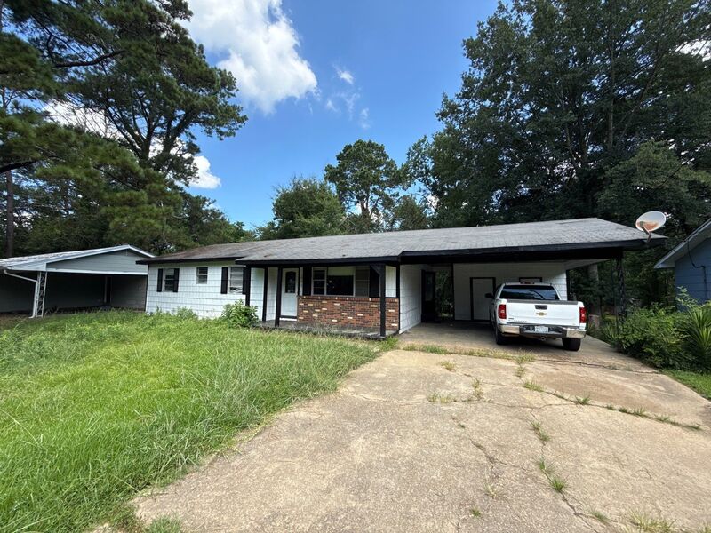 Jackson House: 1054 Deryll Street