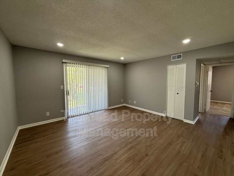 Mission Condo: 5811 Maple St