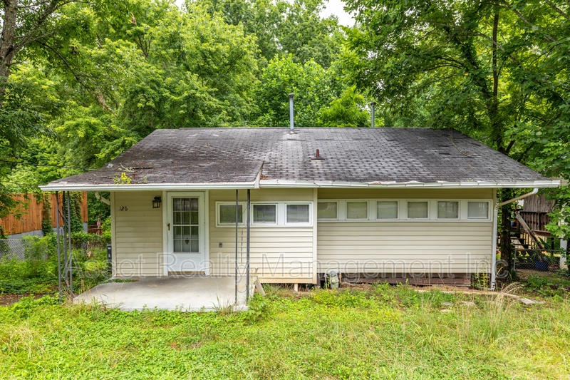 Oak Ridge House: 126 Wellington Circle