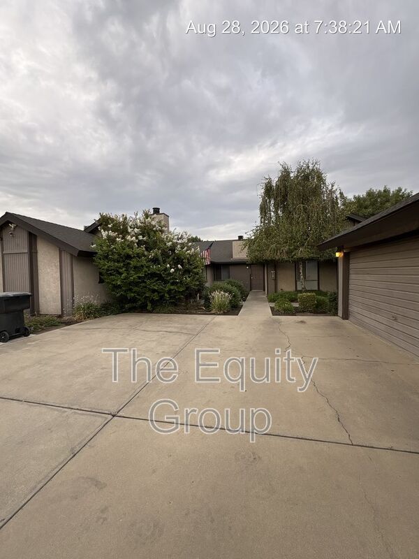 Visalia House: 2025 South Pinkham Rd